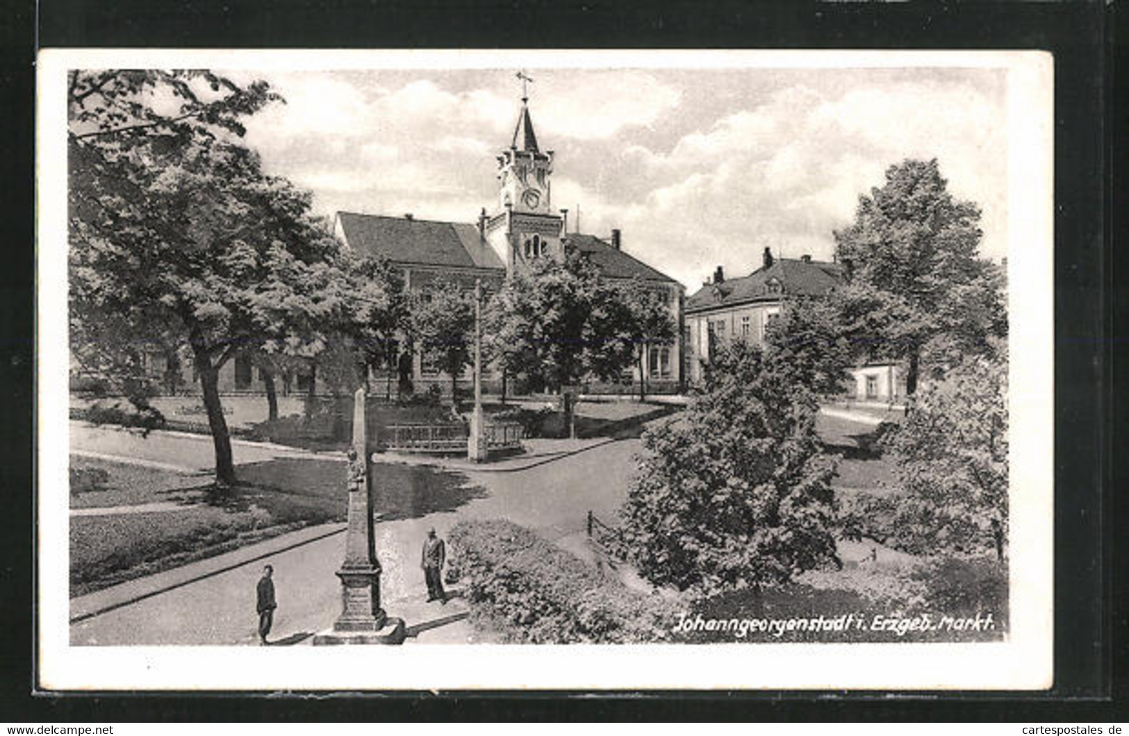 AK Johanngeorgenstadt I. Erzgeb., Kriegerdenkmal Und Anlagen Am Markt - Johanngeorgenstadt