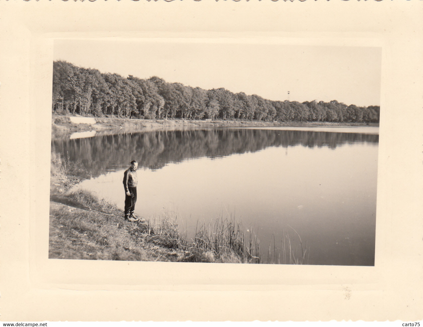 Photographie - Paysage Lac - 2 Personnages Assis Entrée Maison - Lot De 2 Photographies - Photographs