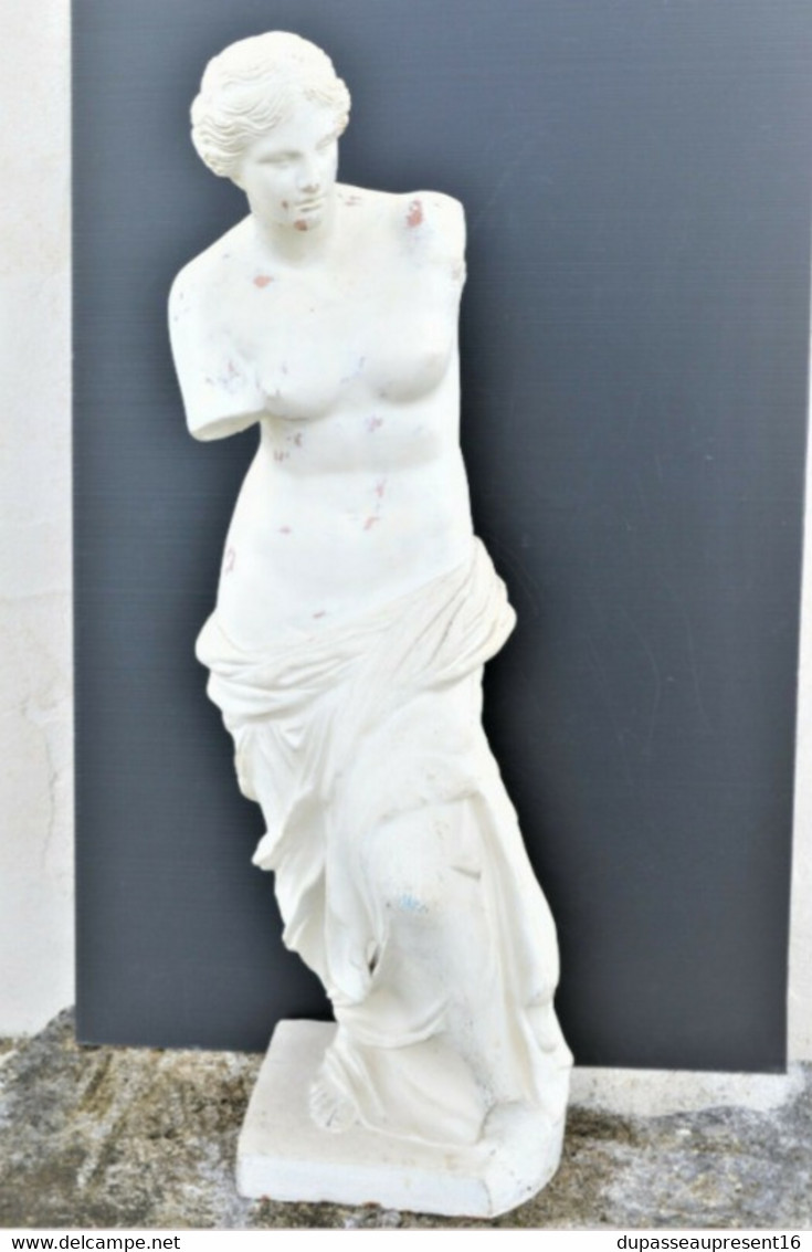 GRANDE STATUE TERRE CUITE VENUS DE MILO Patine Blanche Signature à Définir XXe SCULPTURE DECO JARDIN - Autres & Non Classés