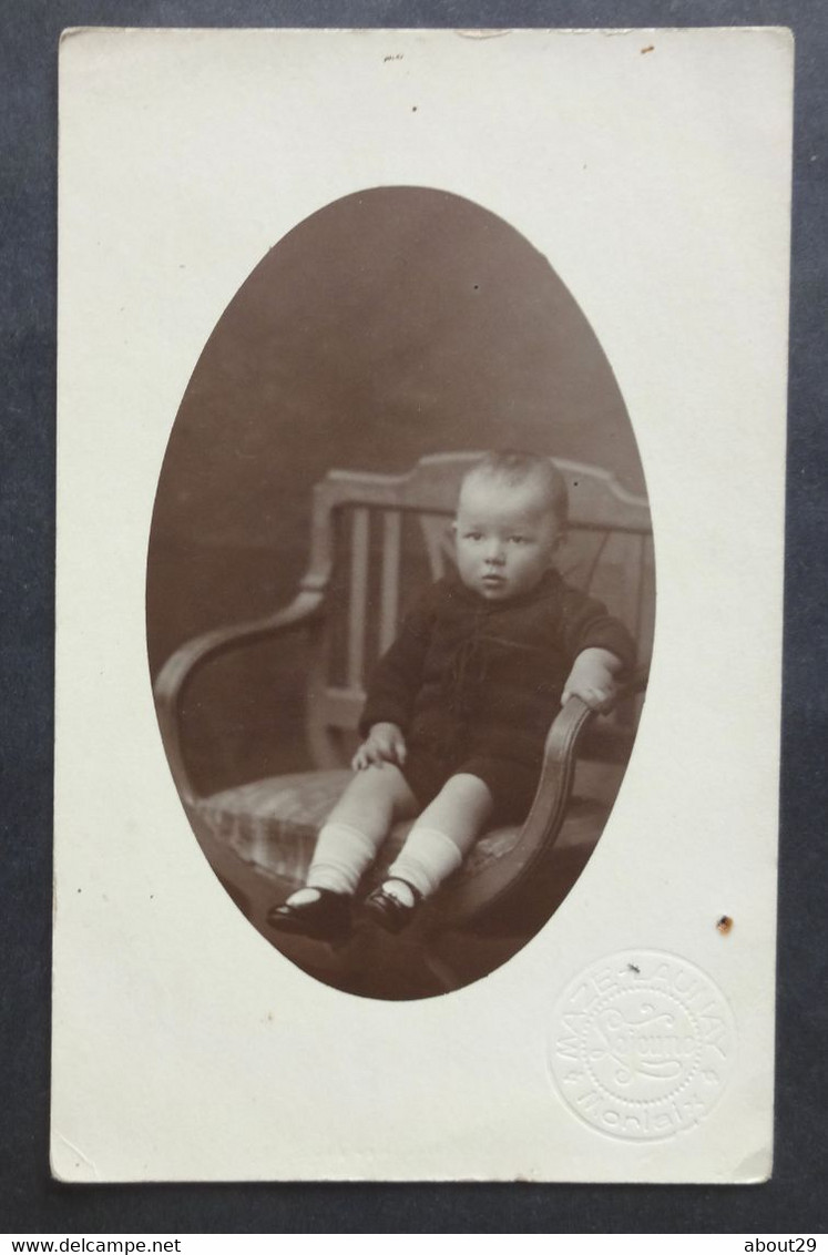 CPA 29 MORLAIX - Carte Photo - Un Enfant - Photographe Maze-Launay - Verso En Anglais - Voir état - Réf. D 240 - Morlaix