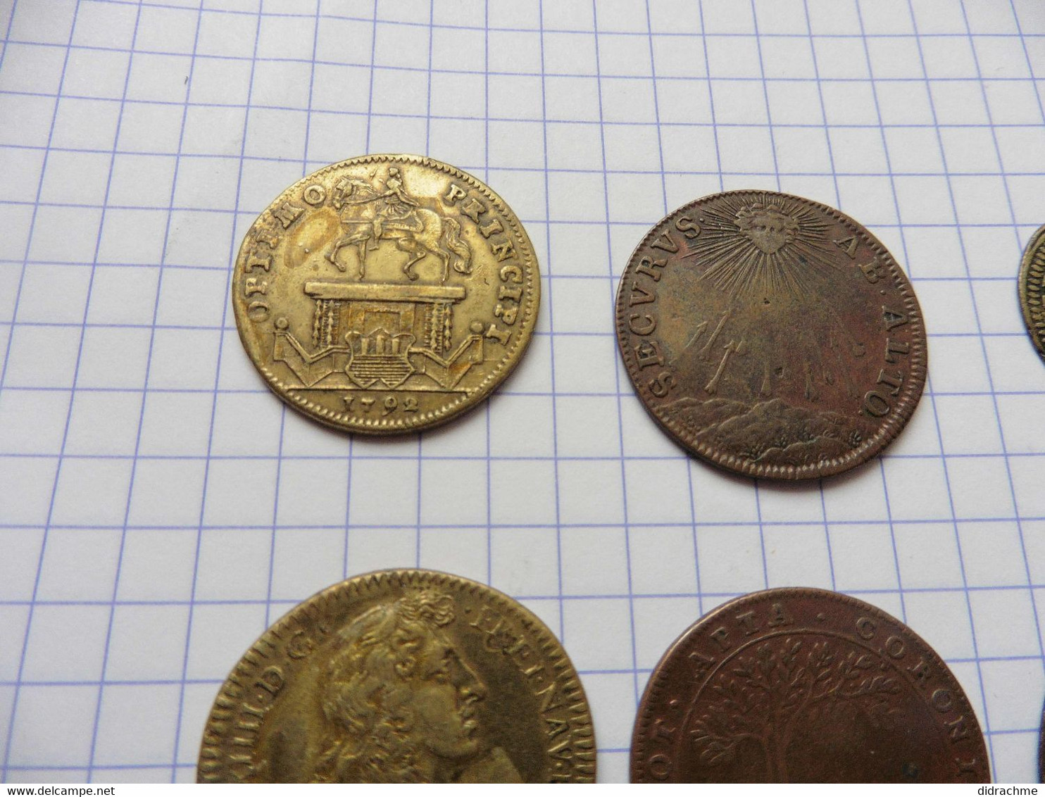 Lot de 5 anciens jetons. bronze cuivre. louis. avec du très bon état . le jeton en bas à droite ne fait pas partie du lo