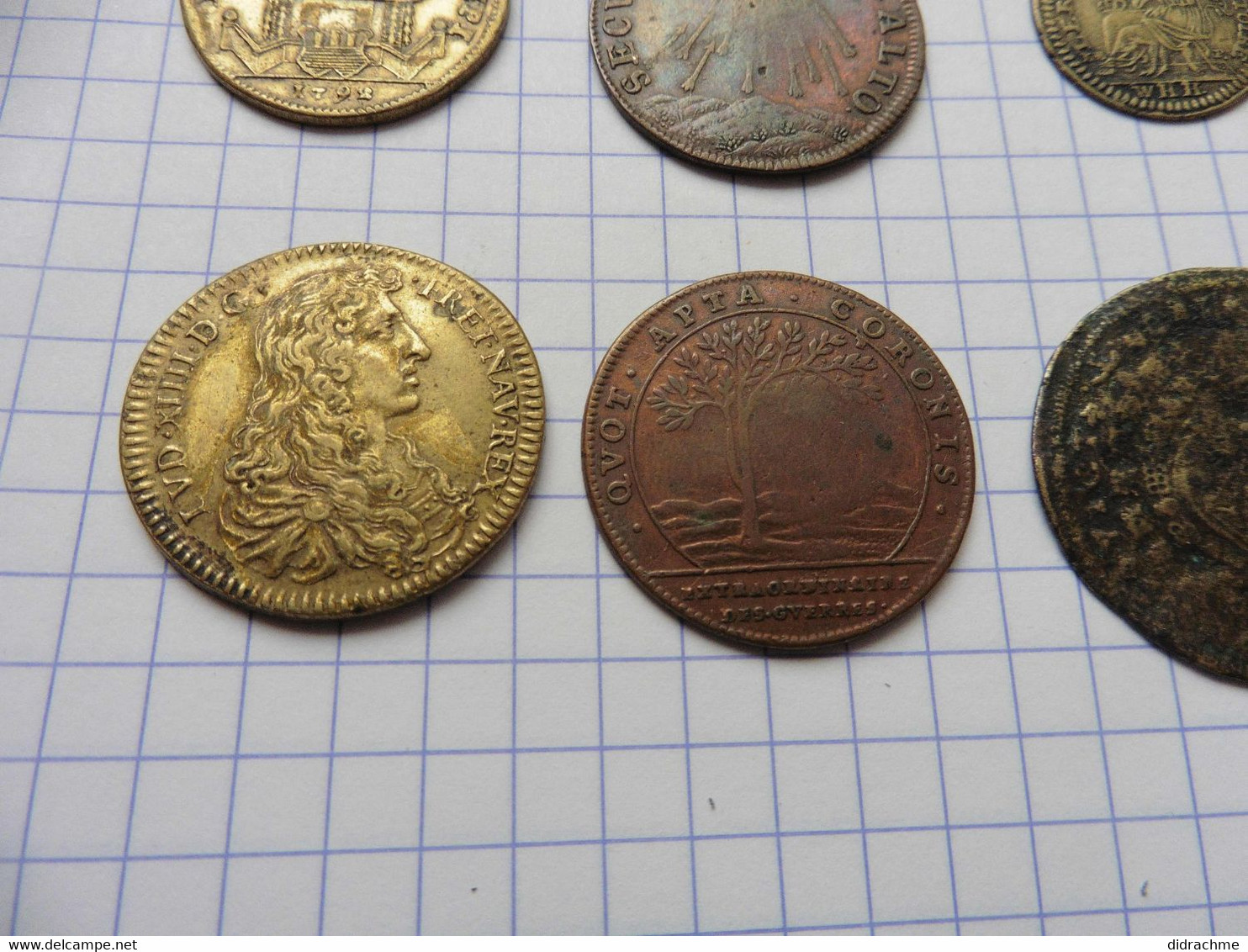 Lot de 5 anciens jetons. bronze cuivre. louis. avec du très bon état . le jeton en bas à droite ne fait pas partie du lo