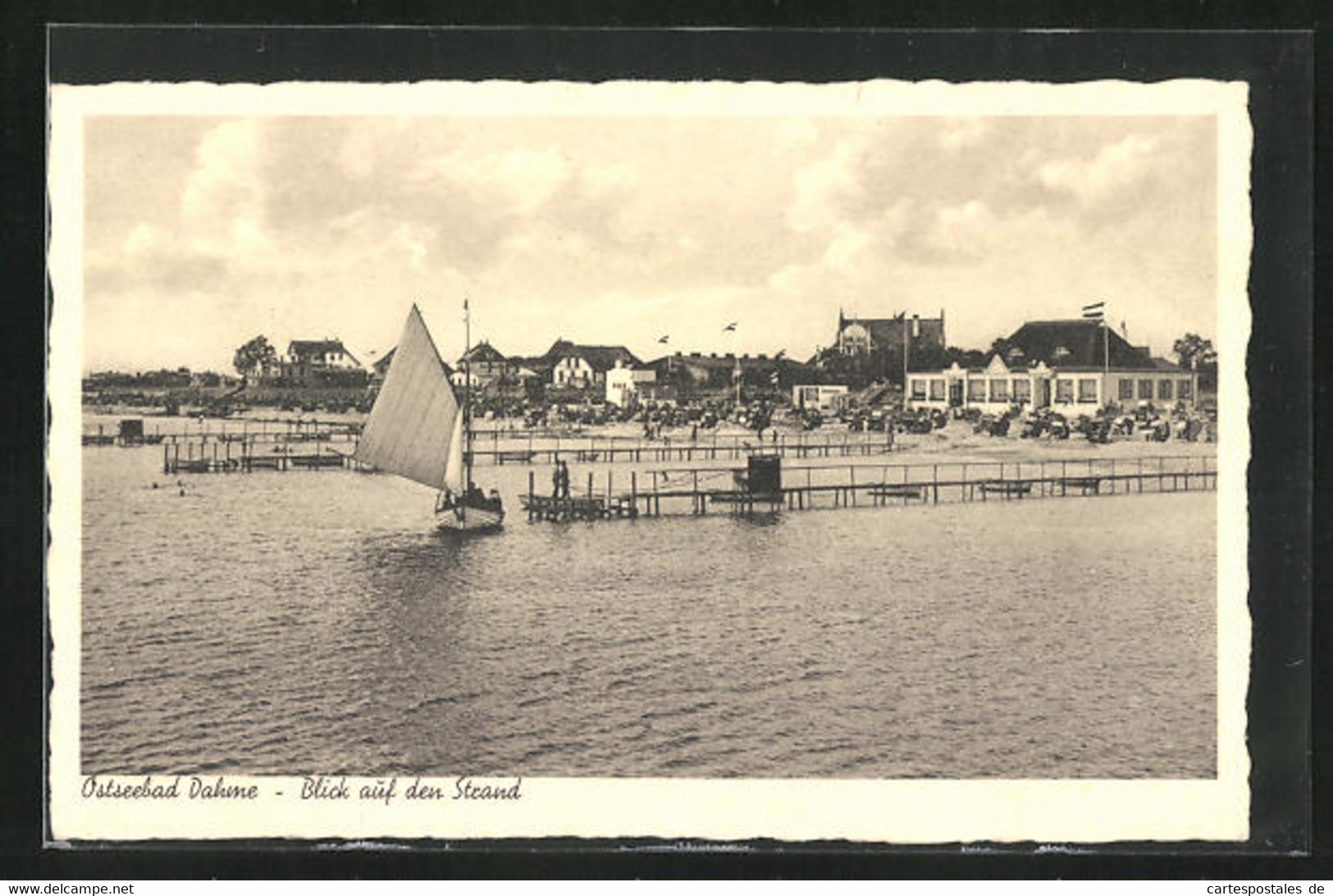 AK Dahme I. Holst., Blick Auf Den Strand Von Seeseite Her Mit Stegen Und Segelboot - Dahme