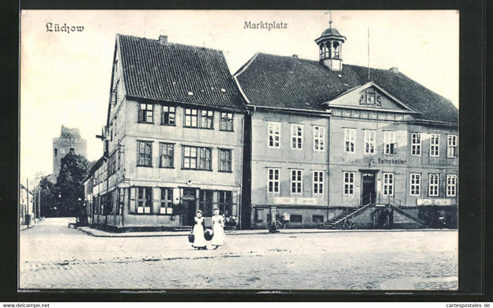 AK Lüchow, Marktplatz Mit Gasthaus Ratskeller Und Zwei Frauen - Lüchow