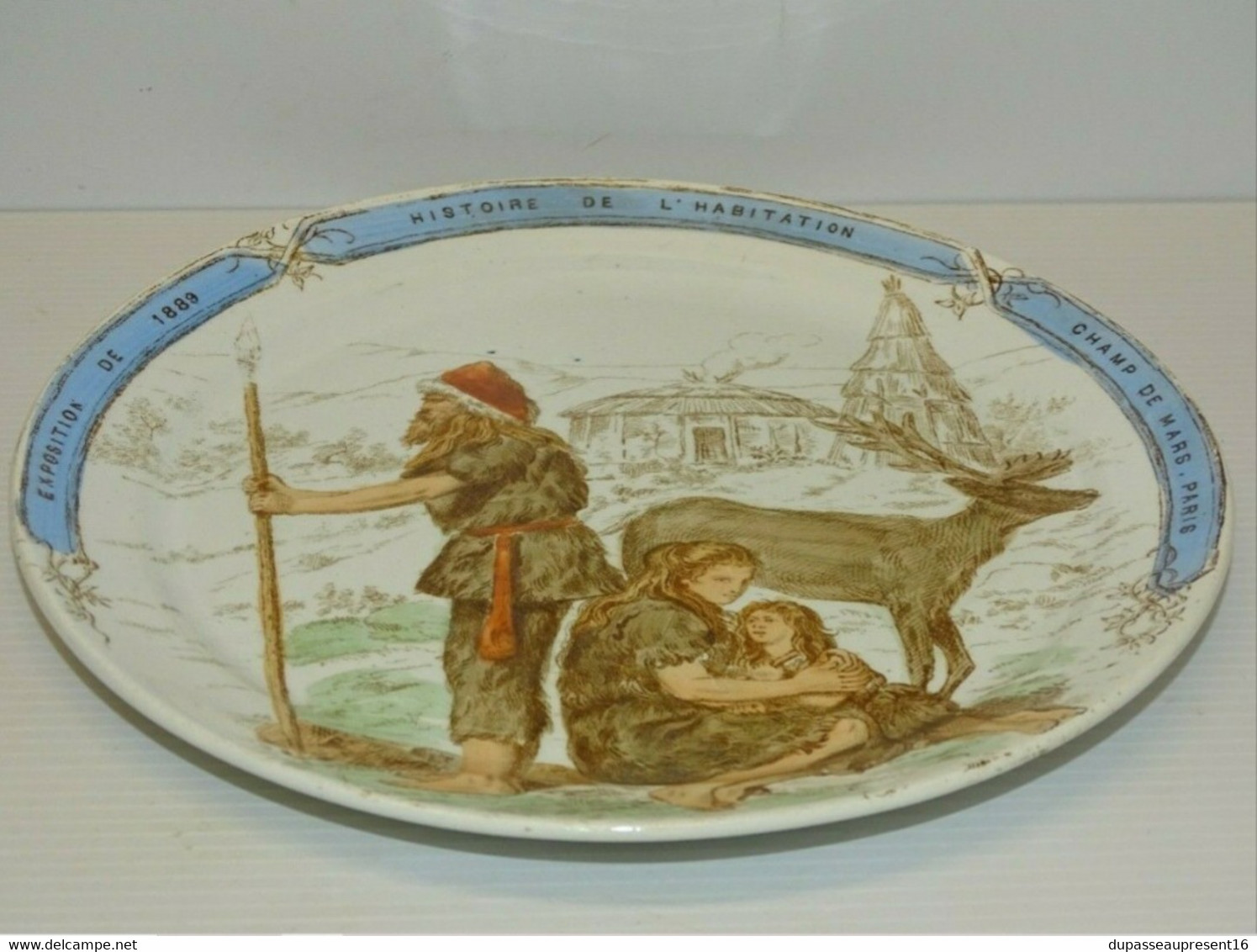 ASSIETTE CREIL & MONTEREAU EXPO de 1889 CHAMPS DE MARS HABITAT EPOQUE DU RENNE