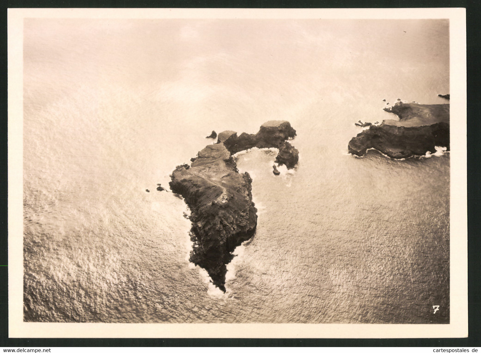 Fotografie Unbekannter Fotograf, Ansicht Madeira, Luftschiff - Zeppelin über Einer Vorgelagerten Insel - Luoghi