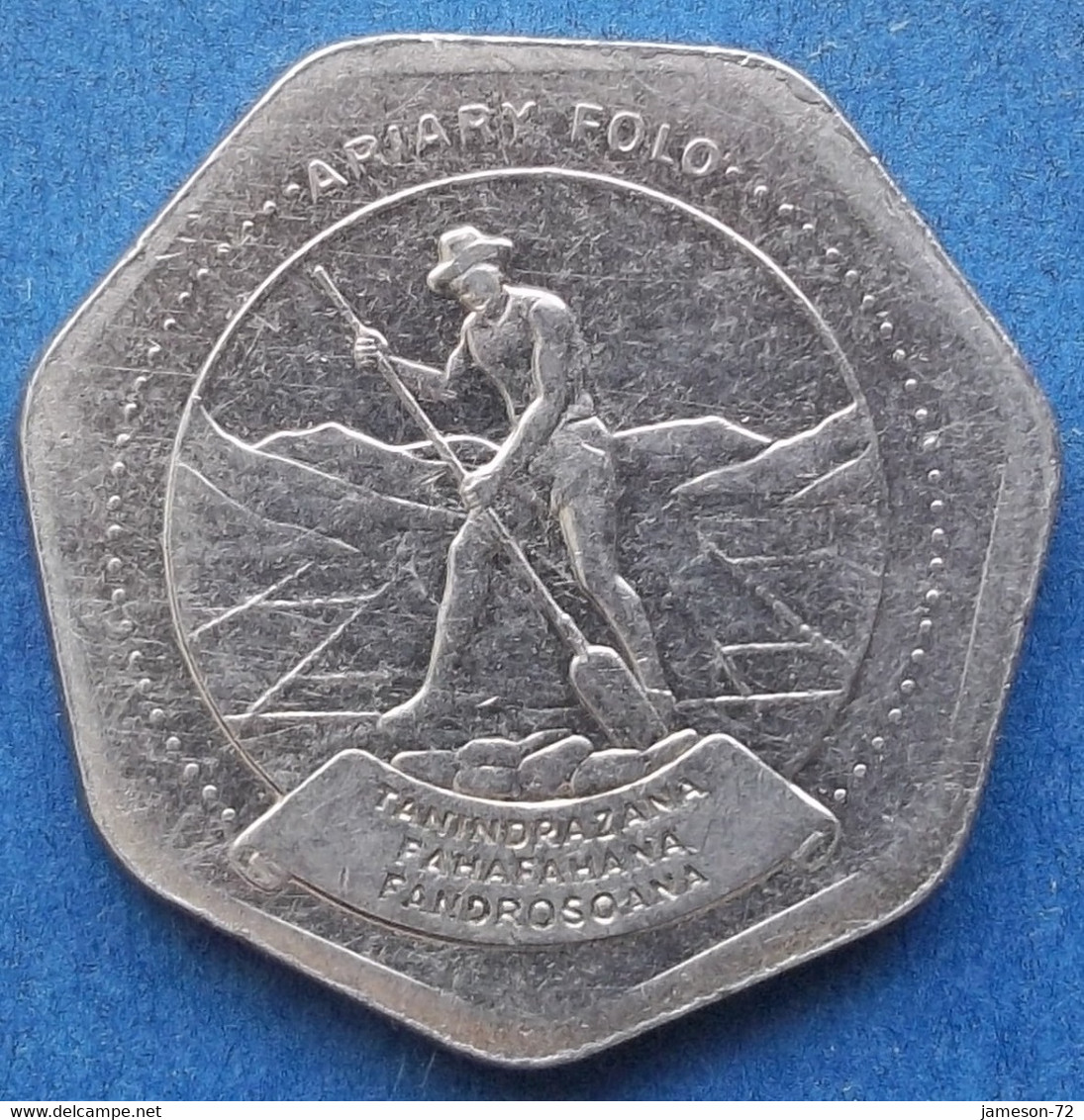 MADAGASCAR - 10 Ariary 1999 "man Cutting Peat" KM# 27 Republic - Edelweiss Coins - Madagaskar