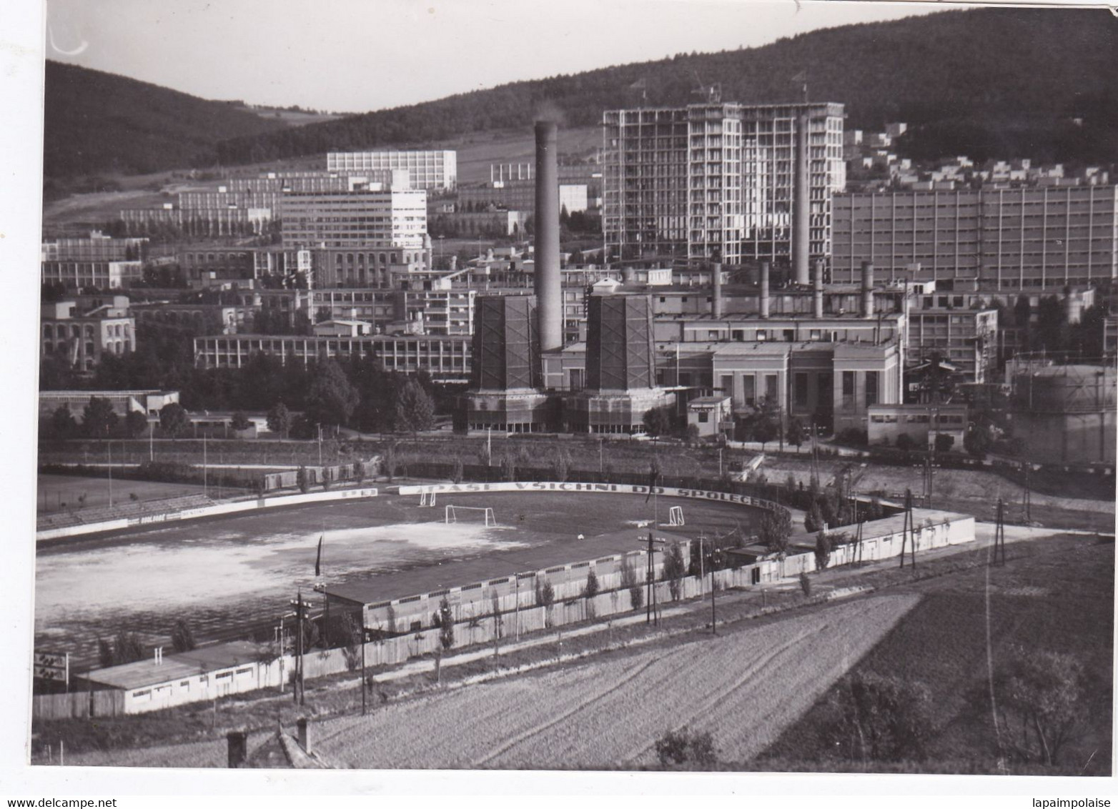 Photo De Particulier  Tchéquie Zlin La Partie Centrale Des Usines Bata Et Le Stade De Football Réf 6375 - Luoghi