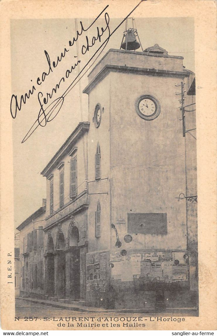 CPA 30 SAINT LAURENT D'AIGOUZE HORLOGE DE LA MAIRIE ET LES HALLES - Autres & Non Classés