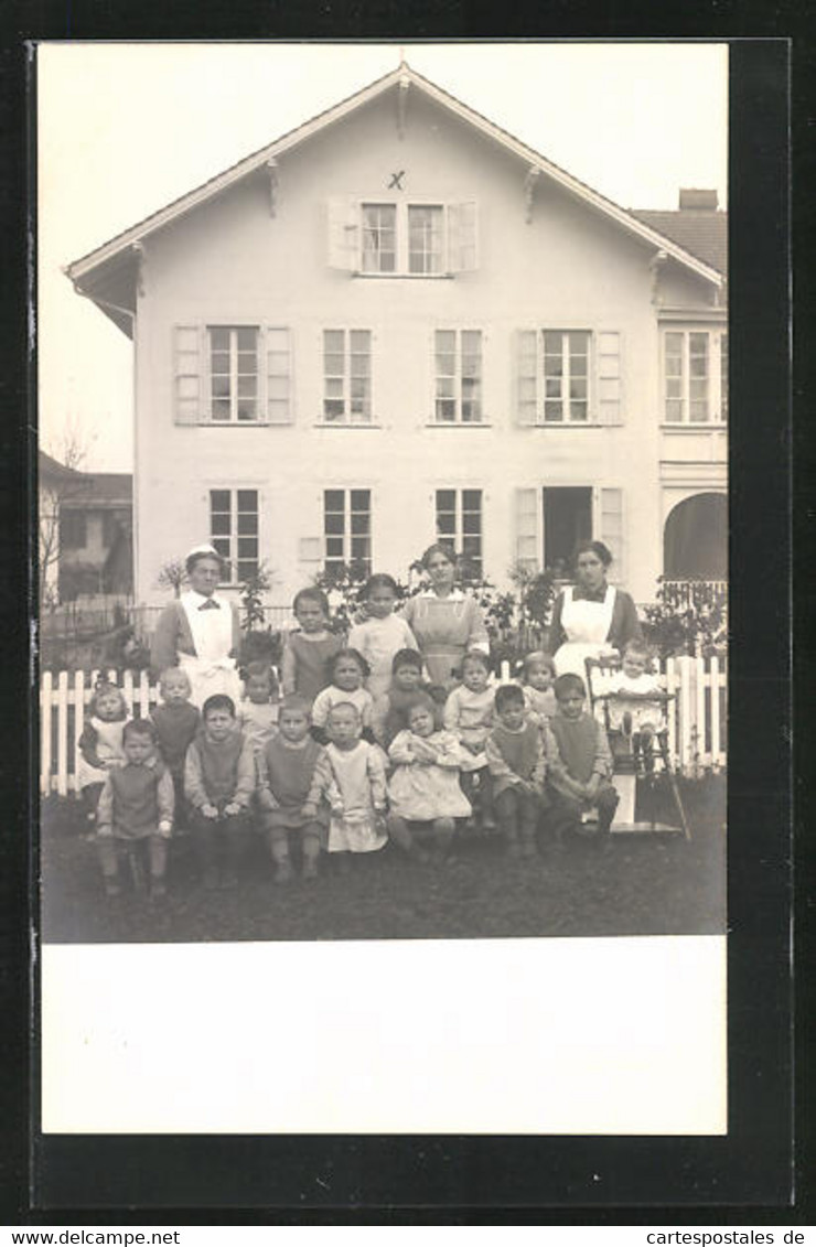 Foto-AK Langenthal, Kinder Mit Personal Vor Einem Ferienheim Im Garten - Langenthal