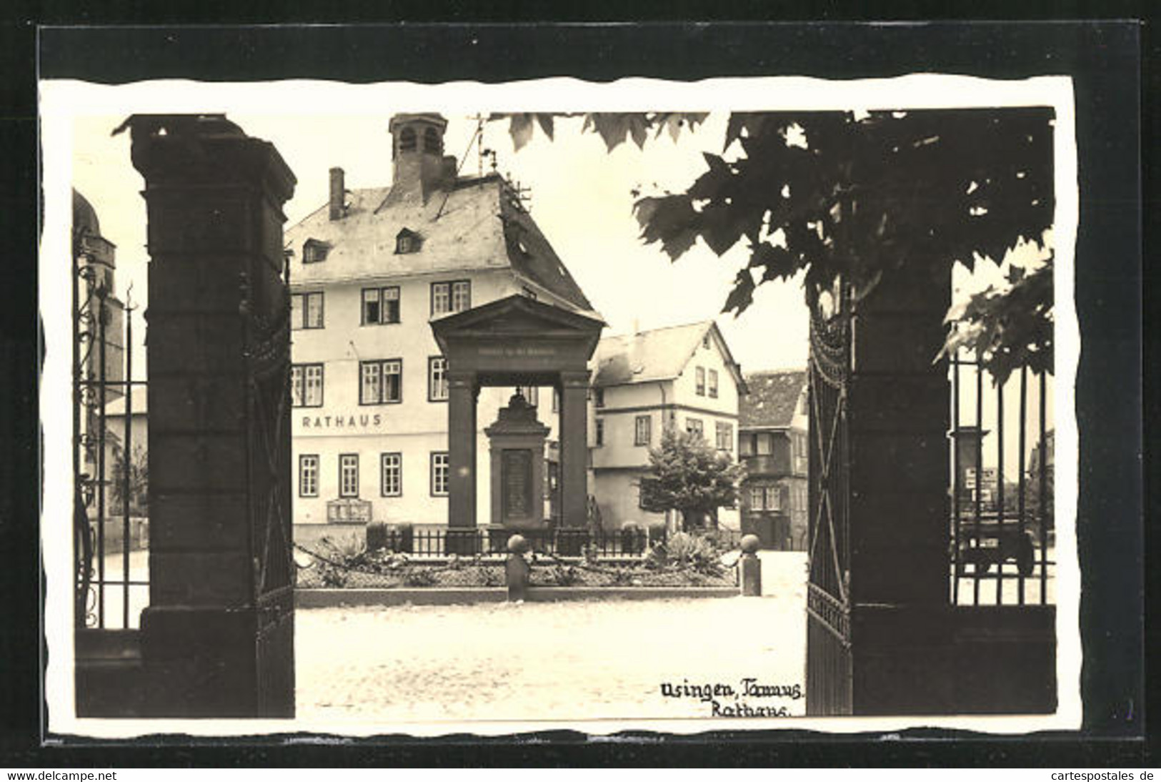 AK Usingen I. T., Rathausplatz, Denkmal - Usingen