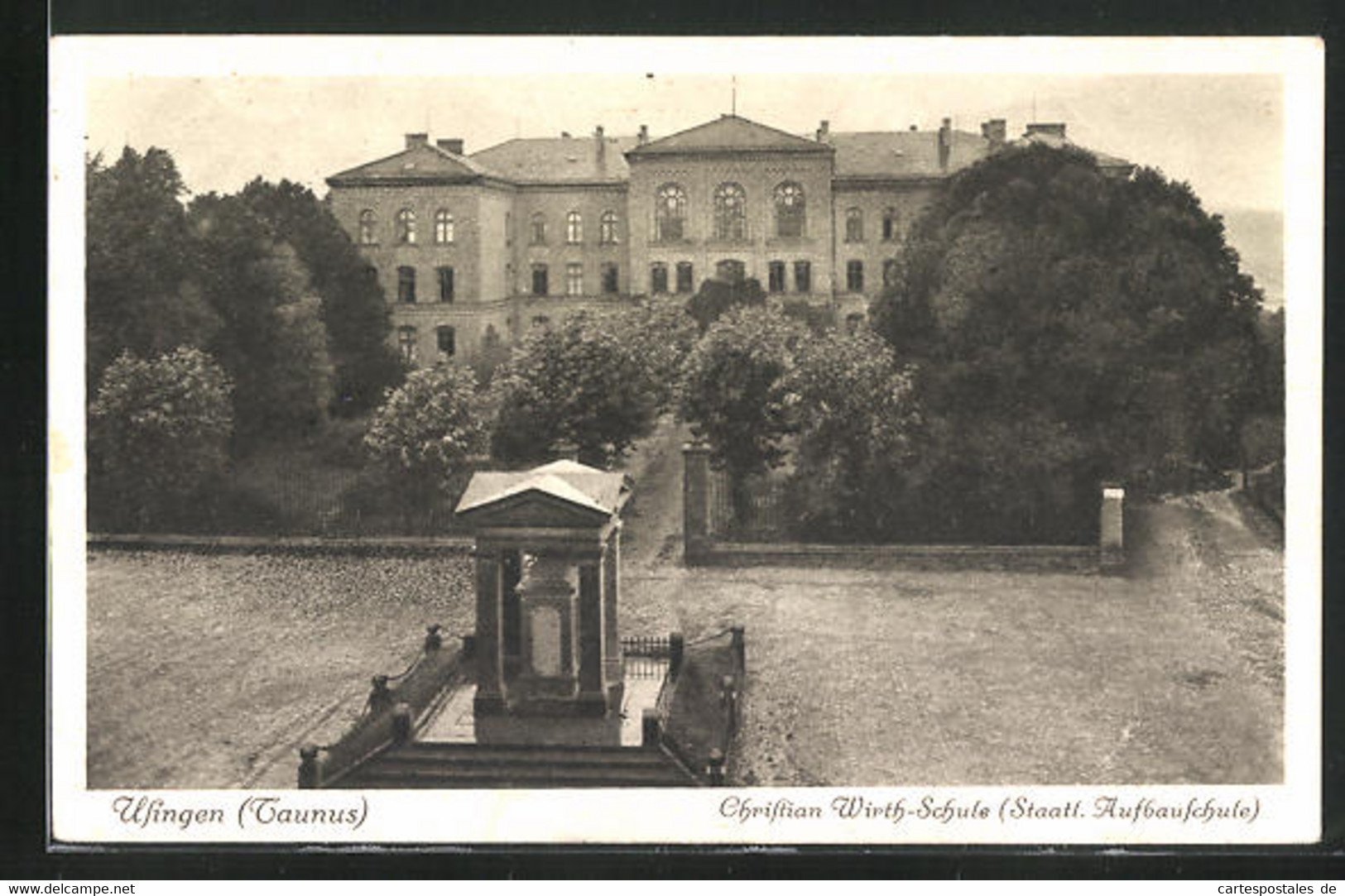 AK Usingen Im Taunus, Christian Wirth-Schule Mit Denkmal - Usingen