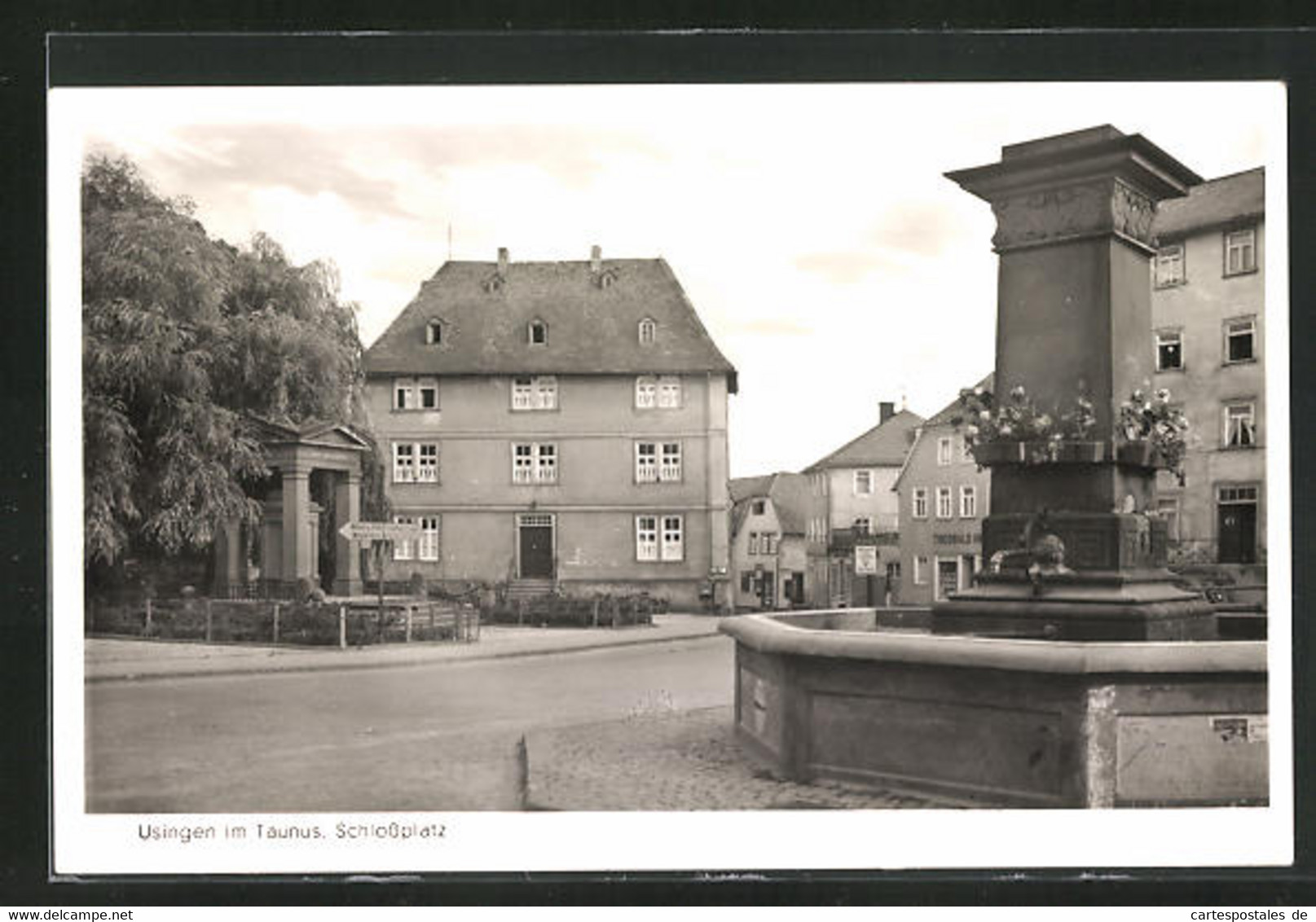 AK Usingen / Taunus, Schlossplatz Mit Brunnen - Usingen