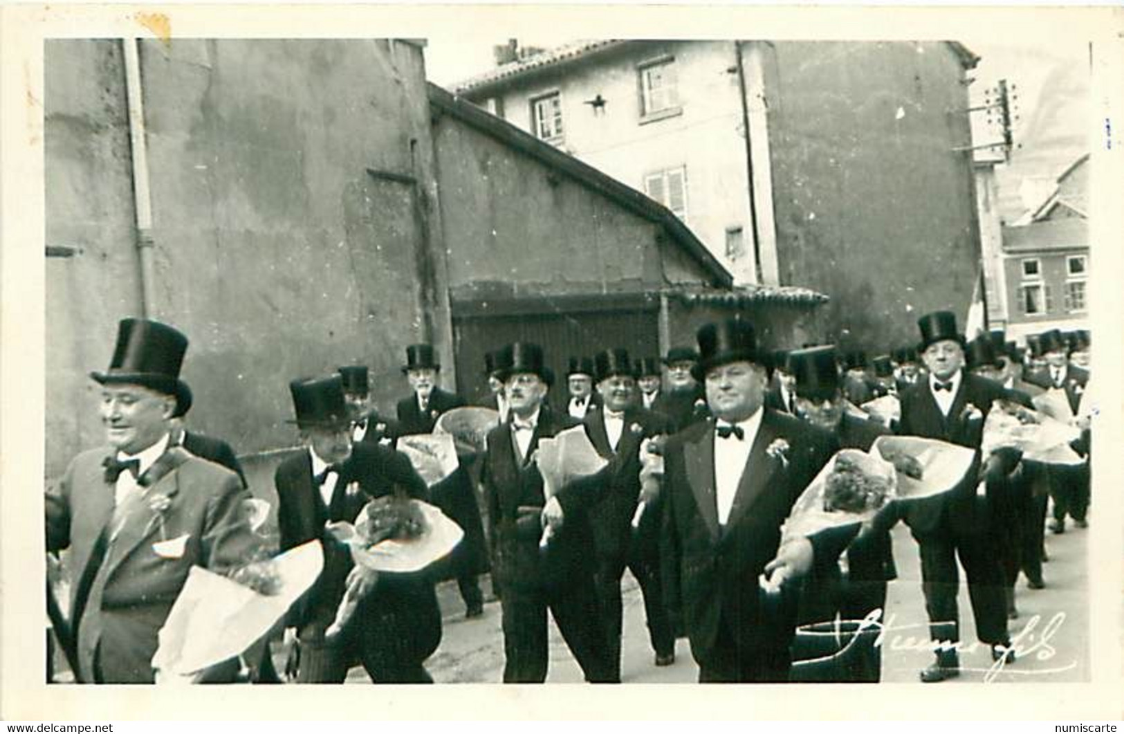 Photo Format Cp - TARARE 69 Fête Des Classes - 3 Mars 1957 - Classe 1917 - Lugares