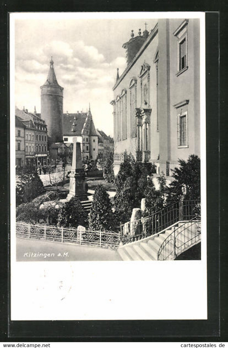 AK Kitzingen A. M., Strassenpartie Mit Denkmal - Kitzingen