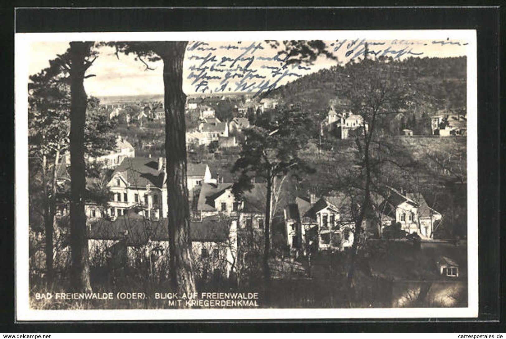 AK Bad Freienwalde /Oder, Blick Auf Den Ort Mit Kriegerdenkmal - Bad Freienwalde