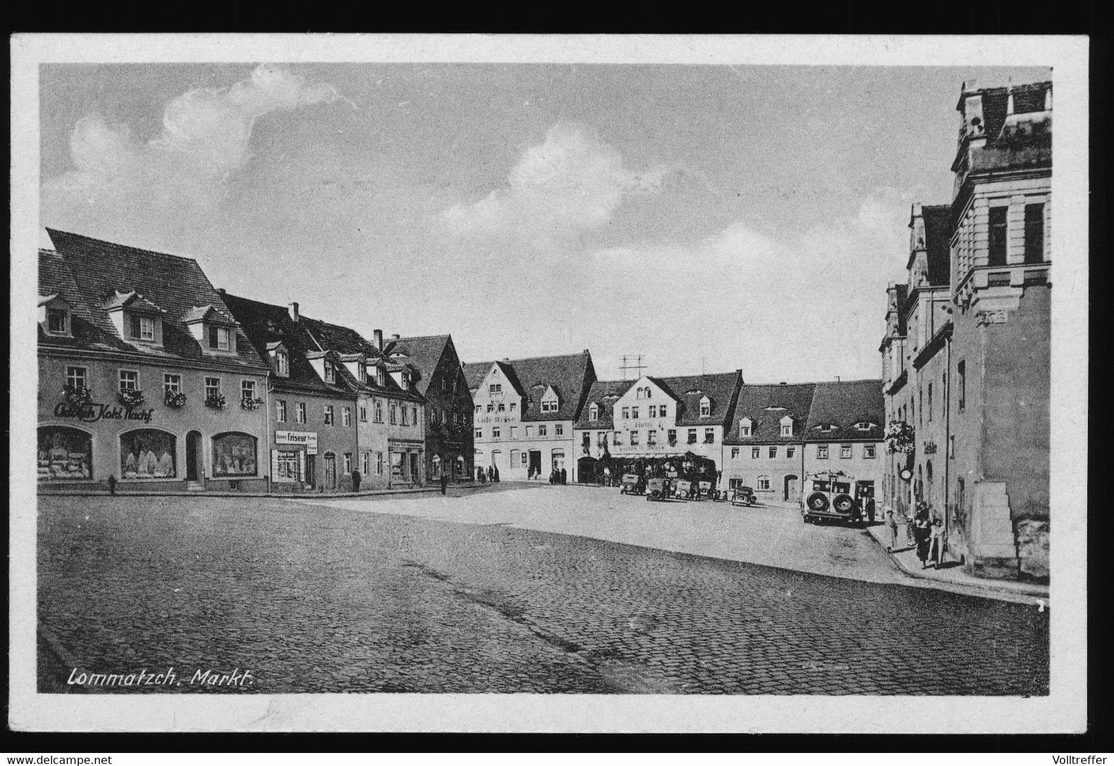 Foto AK Um 1930 Lommatzsch Markt Mit Hotel Goldene Sonne, Friseur, Ratskeller ? Herrliche Oldtimer - Lommatzsch