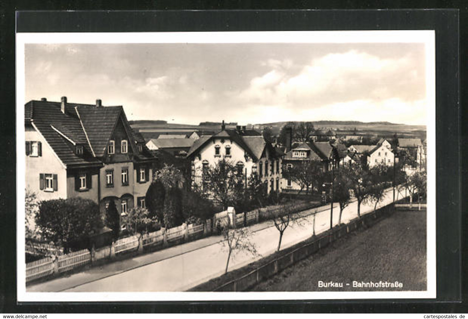 AK Burkau, Bahnhofstrasse Mit Bäumen - Burkau