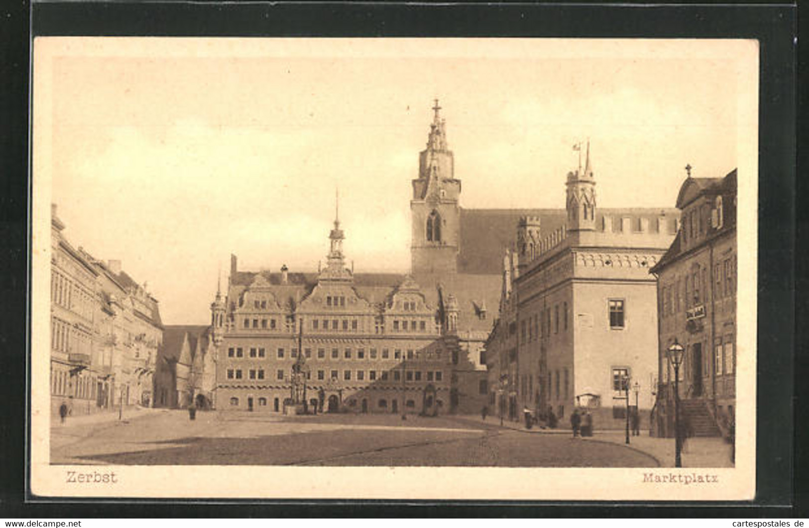 AK Zerbst, Marktplatz, Fussgänger - Zerbst