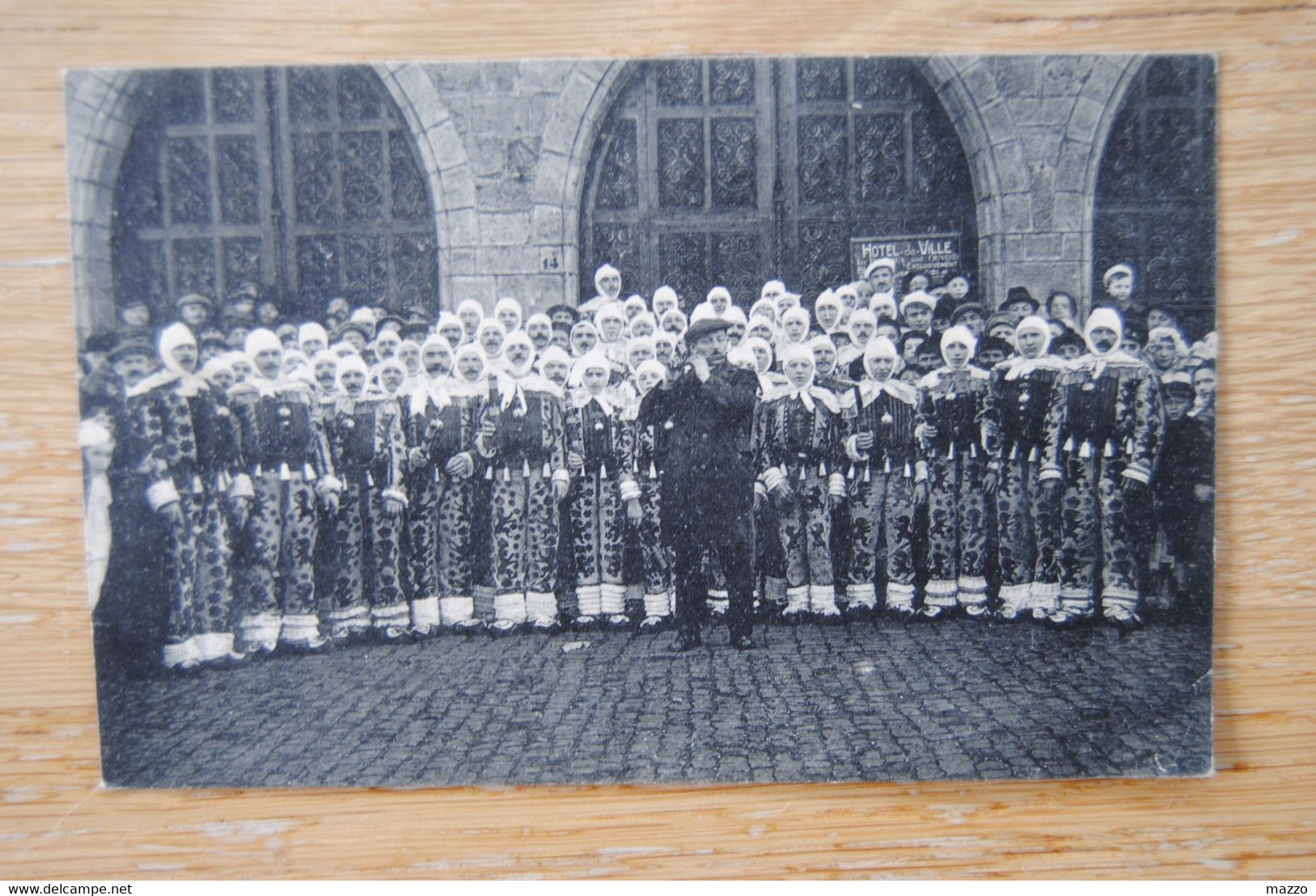 5145/BINCHE - Un Groupe De Gilles Devant L'Hôtel De Ville - Carnaval