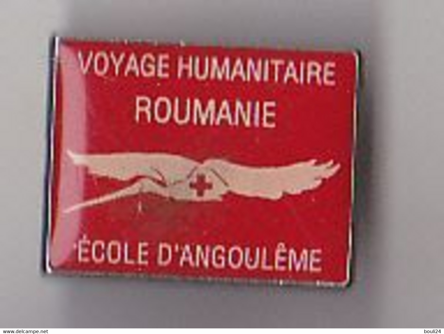 PIN'S   THEME MEDICAL  CROIX ROUGE   ECOLE ANGOULEME VOYAGE HUMANITAIRE ROUMANIE   RARE - Medici