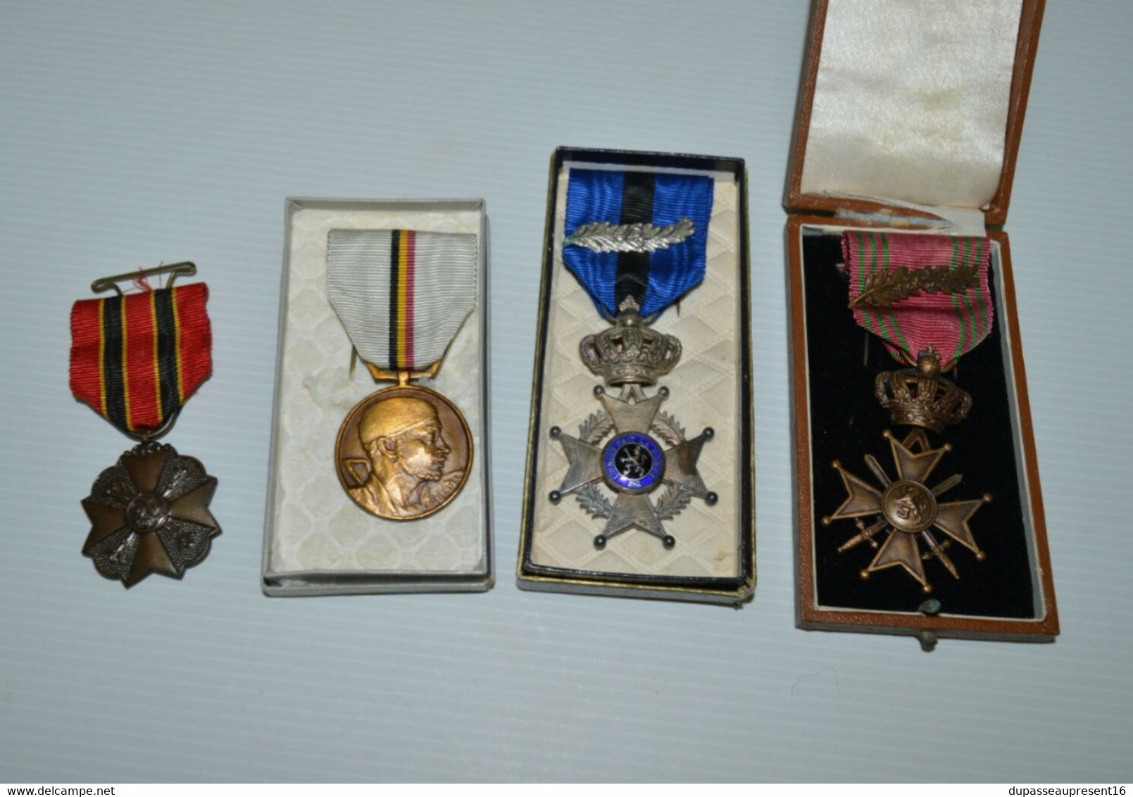 LOT 4 MEDAILLES BELGES BELGIQUE WW2 39/45 COLLECTION MEDAILLE LEOPOLD II Collection MILITARIA VITRINE - Belgio