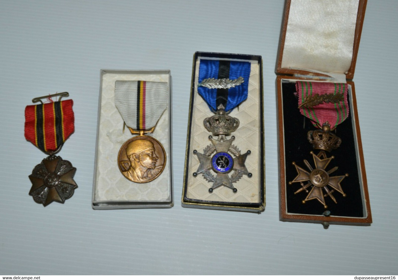 LOT 4 MEDAILLES BELGES BELGIQUE WW2 39/45 COLLECTION MEDAILLE LEOPOLD II Collection MILITARIA VITRINE - Belgique