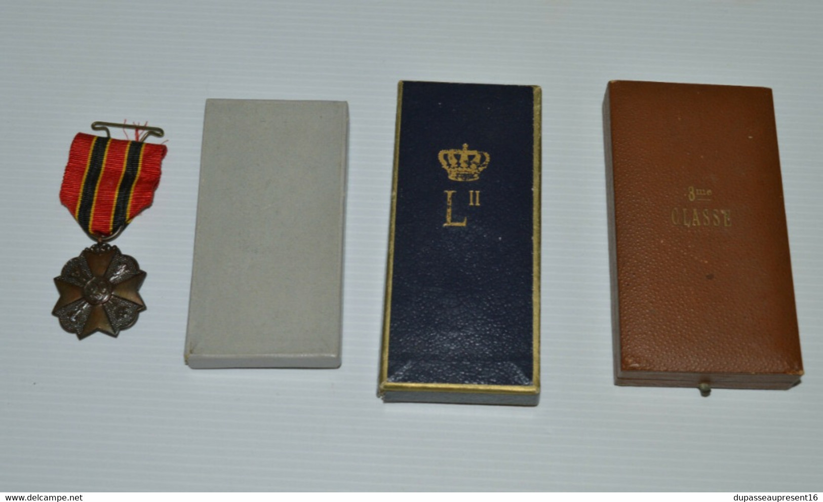 LOT 4 MEDAILLES BELGES BELGIQUE WW2 39/45 COLLECTION MEDAILLE LEOPOLD II Collection MILITARIA VITRINE - Belgio