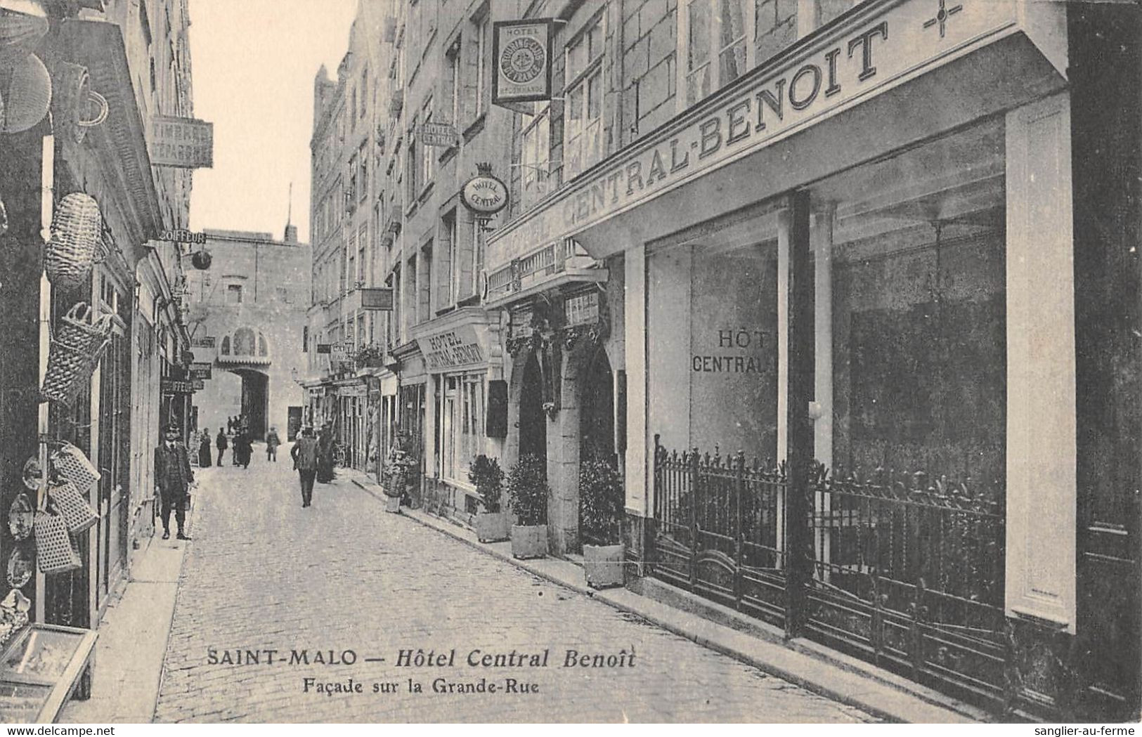 CPA 35 SAINT MALO HOTEL CENTRAL BENOIT FACADE SUR LA GRANDE RUE - Saint Malo