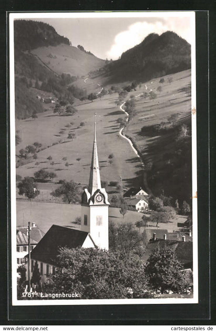 AK Langenbruck, Blick über Die Kirche Auf Grüne Hänge Mit Passstrasse - Langenbruck