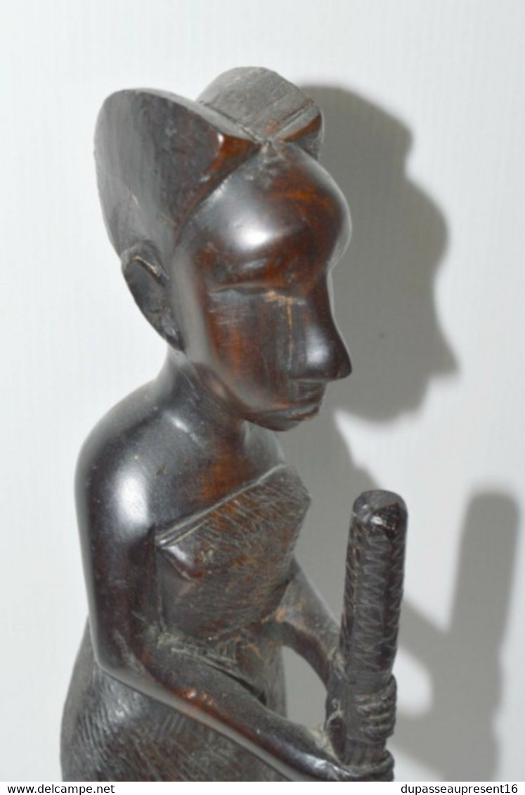 STATUETTE BOIS Foncé Sculpté FEMME AFRICAINE Pilant Le MIL OBJET ETHNIQUE ANCIEN COLLECTION DECO VITRINE - Wood