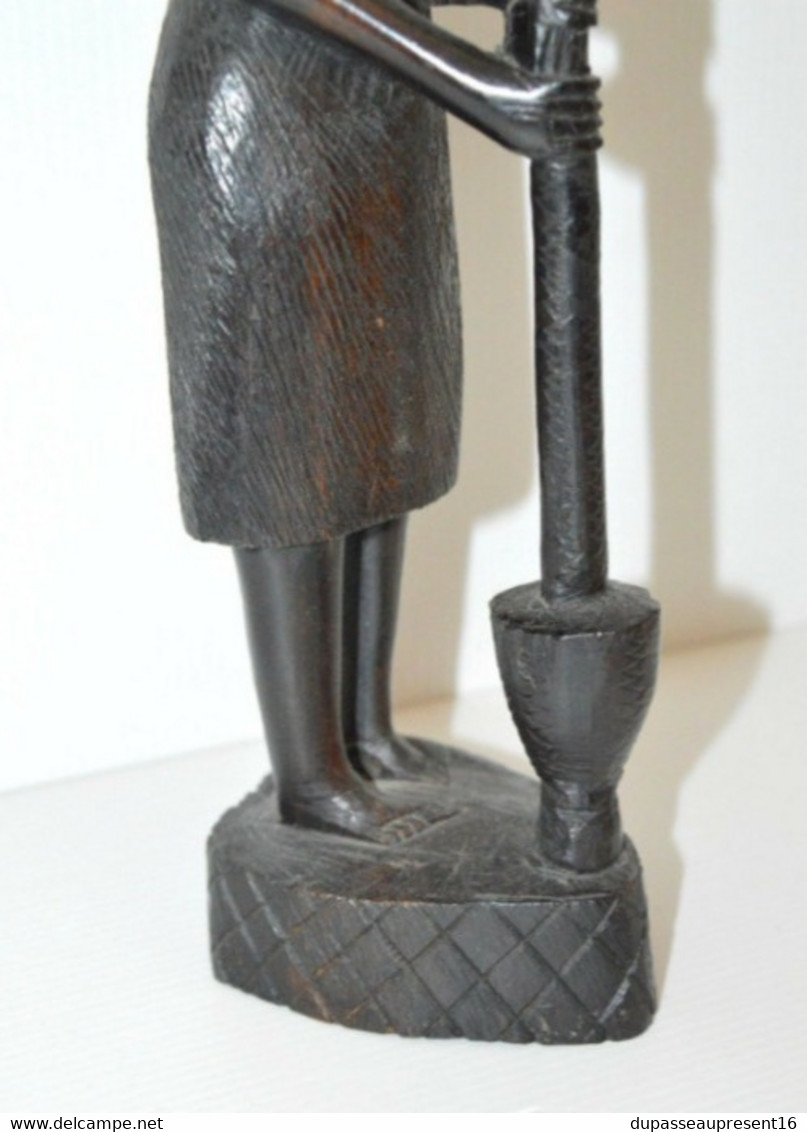 STATUETTE BOIS Foncé Sculpté FEMME AFRICAINE Pilant Le MIL OBJET ETHNIQUE ANCIEN COLLECTION DECO VITRINE - Bois