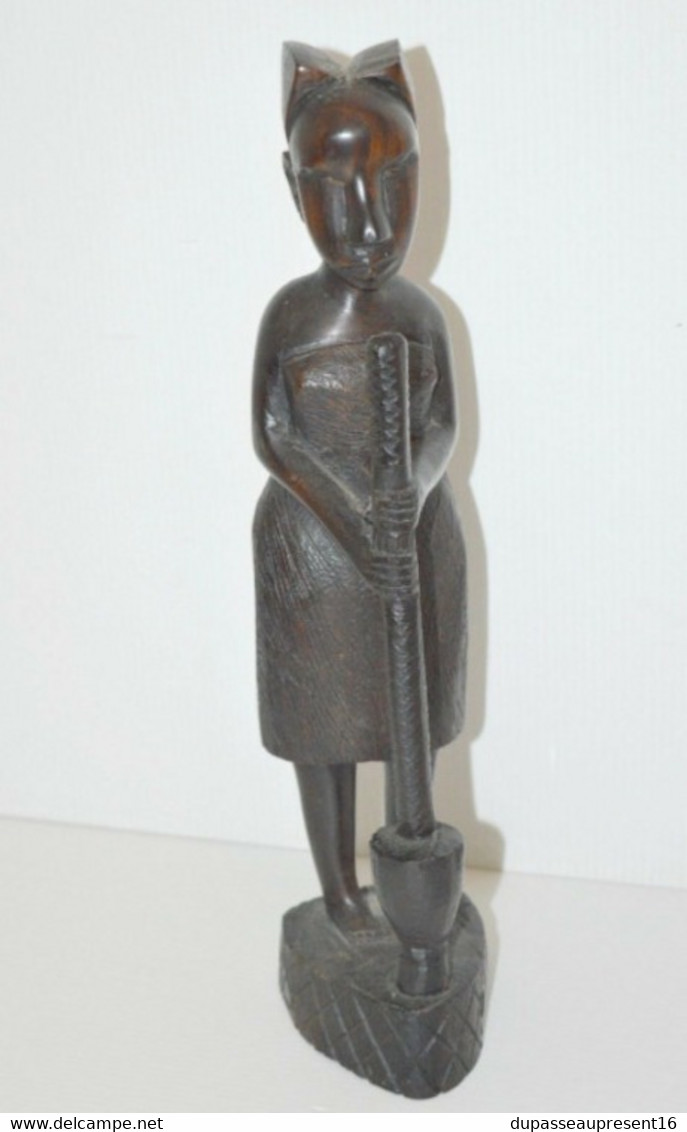 STATUETTE BOIS Foncé Sculpté FEMME AFRICAINE Pilant Le MIL OBJET ETHNIQUE ANCIEN COLLECTION DECO VITRINE - Wood