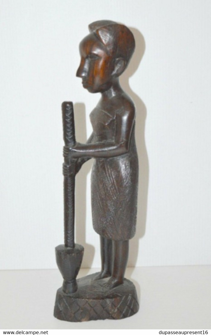 STATUETTE BOIS Foncé Sculpté FEMME AFRICAINE Pilant Le MIL OBJET ETHNIQUE ANCIEN COLLECTION DECO VITRINE - Madera