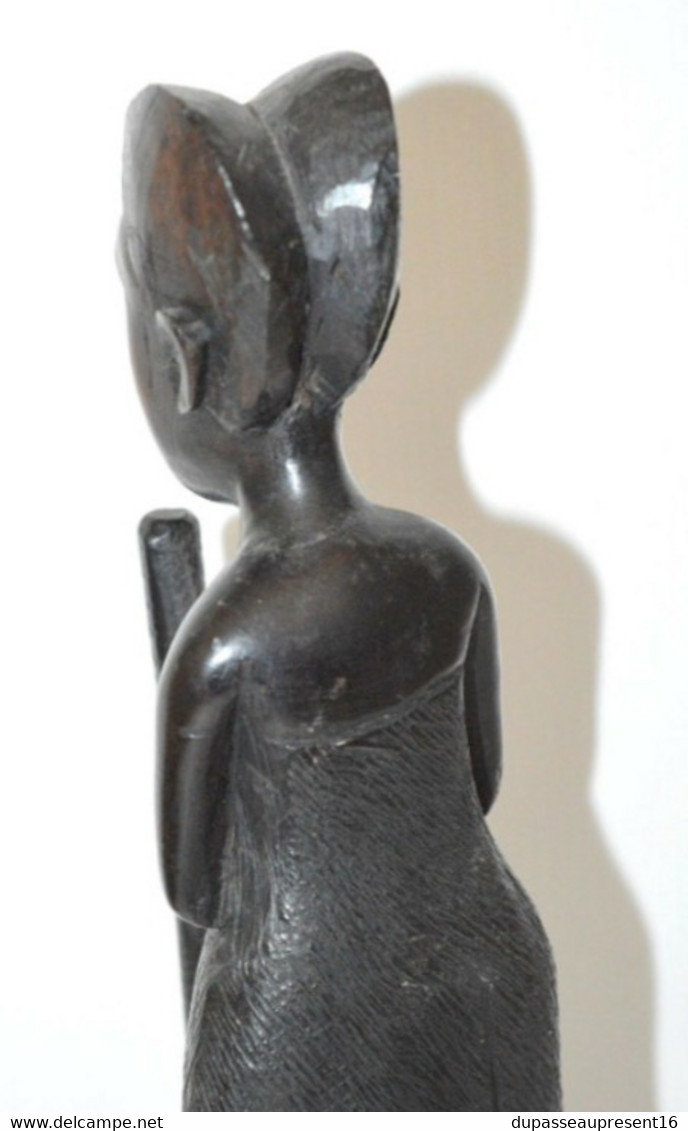 STATUETTE BOIS Foncé Sculpté FEMME AFRICAINE Pilant le MIL OBJET ETHNIQUE ANCIEN COLLECTION DECO VITRINE