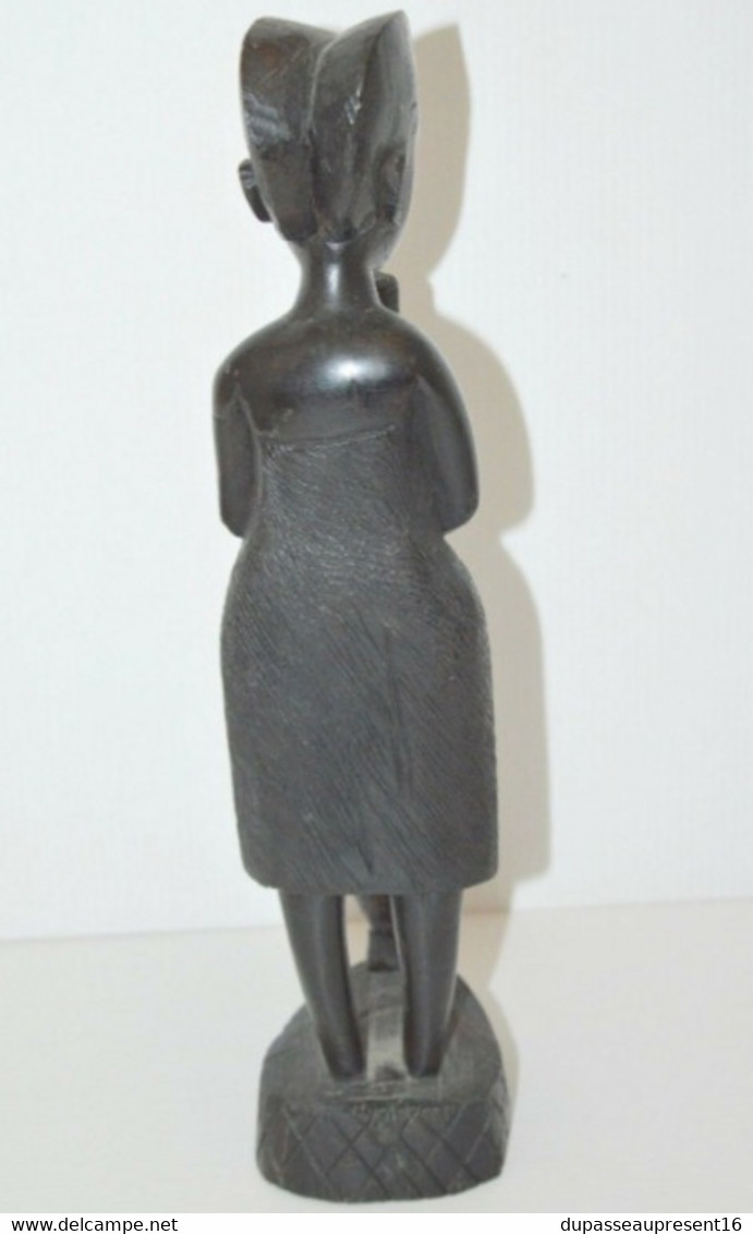 STATUETTE BOIS Foncé Sculpté FEMME AFRICAINE Pilant le MIL OBJET ETHNIQUE ANCIEN COLLECTION DECO VITRINE