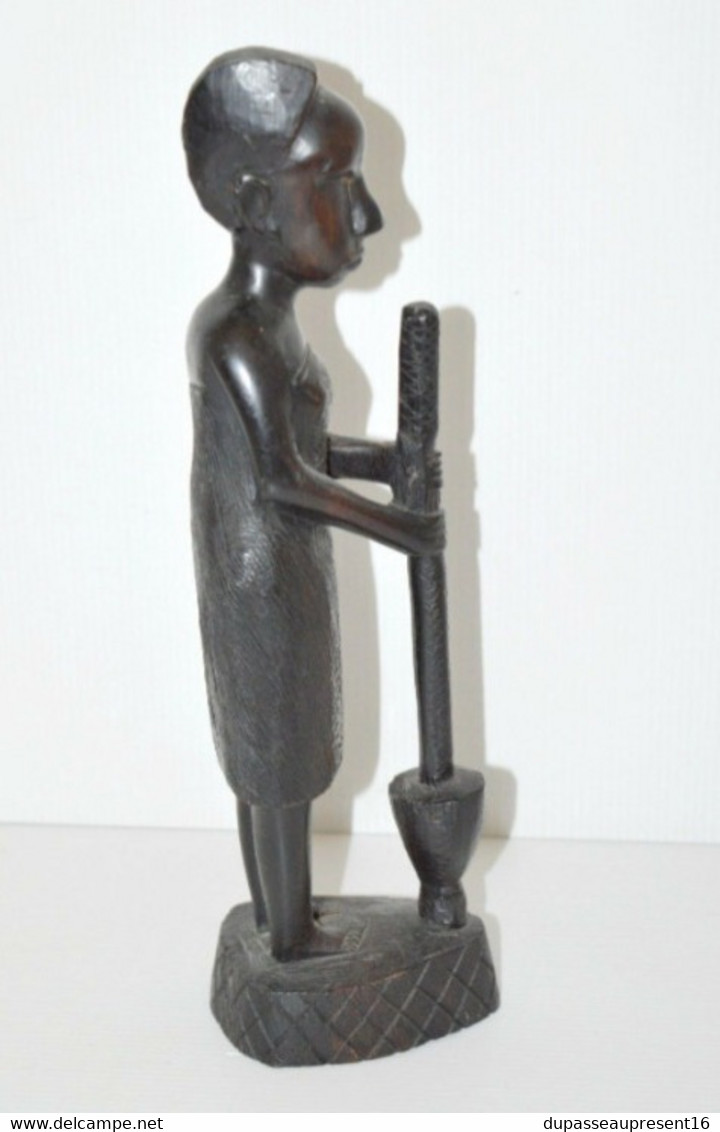 STATUETTE BOIS Foncé Sculpté FEMME AFRICAINE Pilant le MIL OBJET ETHNIQUE ANCIEN COLLECTION DECO VITRINE