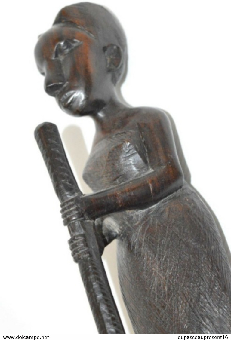 STATUETTE BOIS Foncé Sculpté FEMME AFRICAINE Pilant le MIL OBJET ETHNIQUE ANCIEN COLLECTION DECO VITRINE