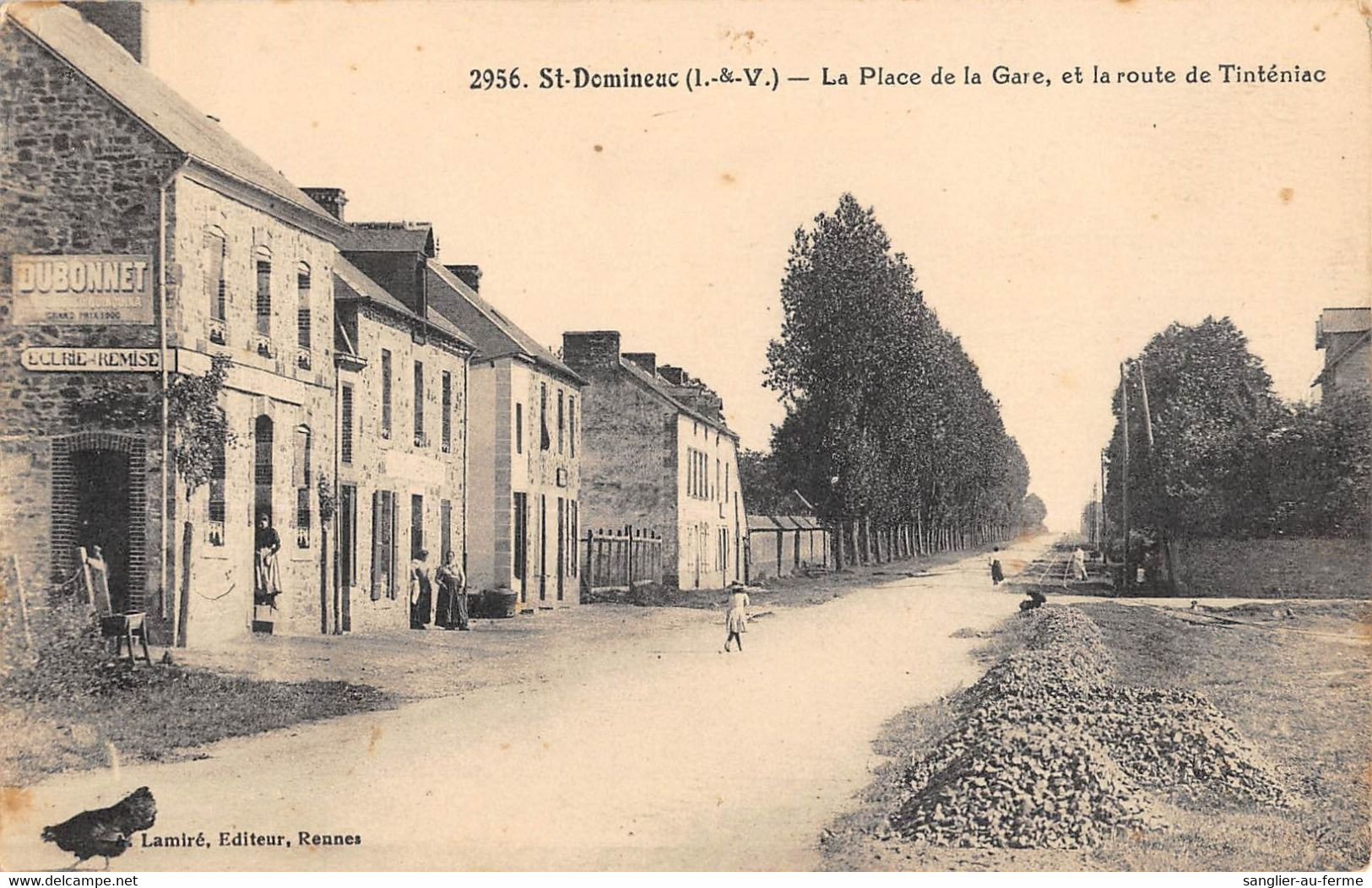 CPA 35 SAINT DOMINEUC LA PLACE DE LA GARE ET LA ROUTE DE TINTENIAC - Autres & Non Classés