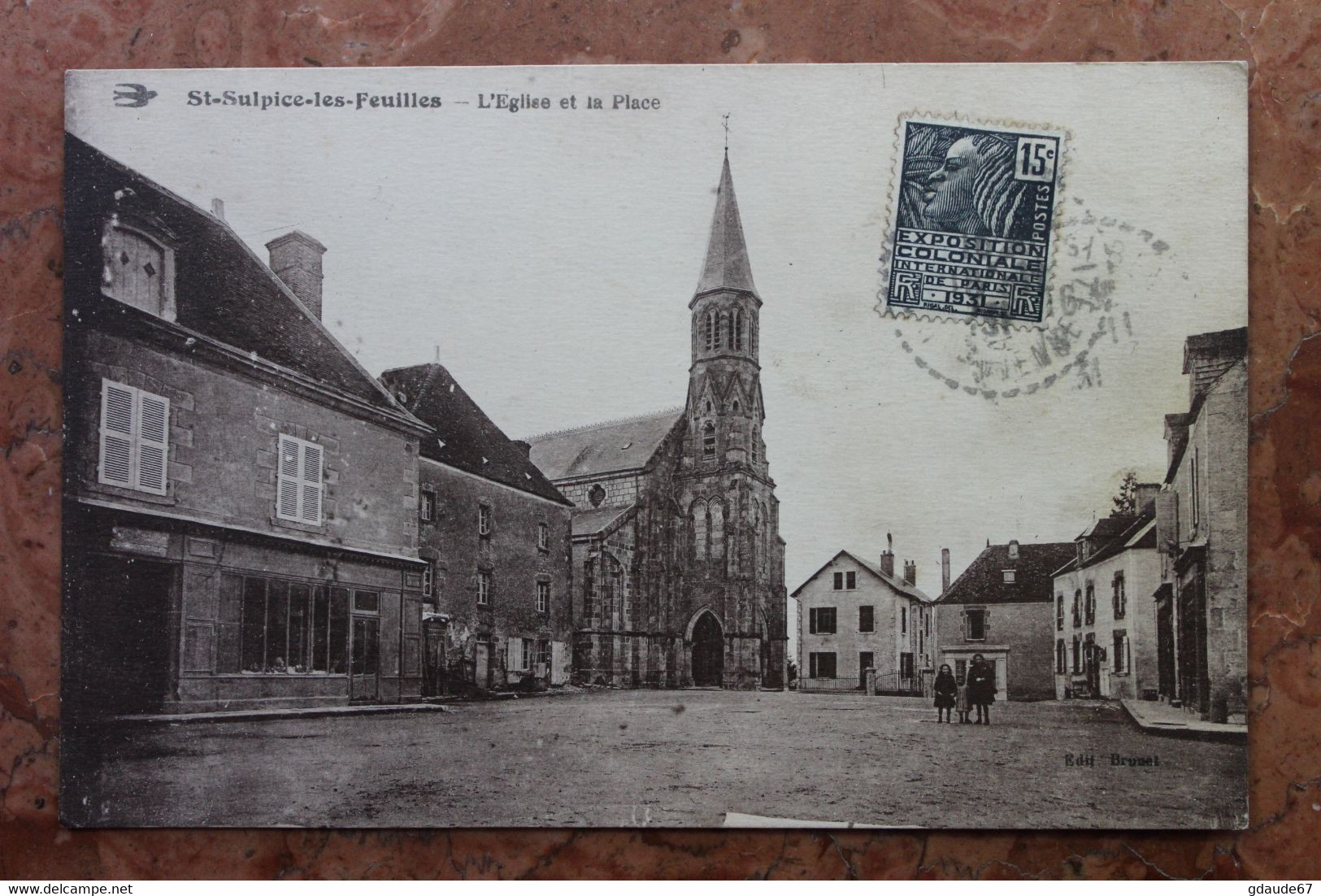 SAINT-SULPICE-LES-FEUILLES (87) - L'EGLISE ET LA PLACE - Saint Sulpice Les Feuilles