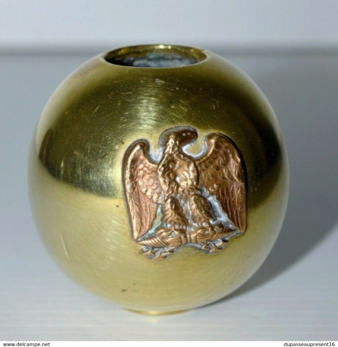 JOLI ANCIEN PETIT ENCRIER BOULE LAITON Avec Un AIGLE NAPOLEONIEN Ailes Déployées Collection Déco Vitrine - Inkwells