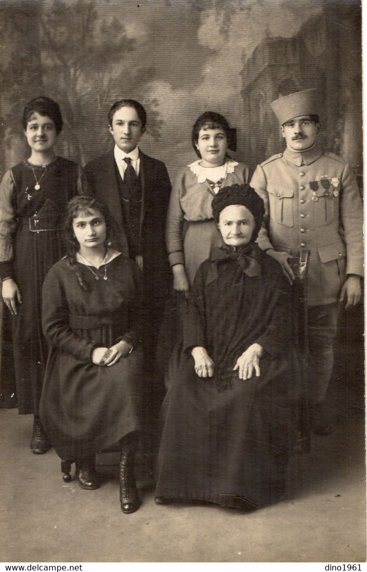 CPA 3153 - MILITARIA - Carte Photo Militaire - Soldat Avec Des Médailles Militaires & Famille - Photo QUINET à MONTLUCON - Personen