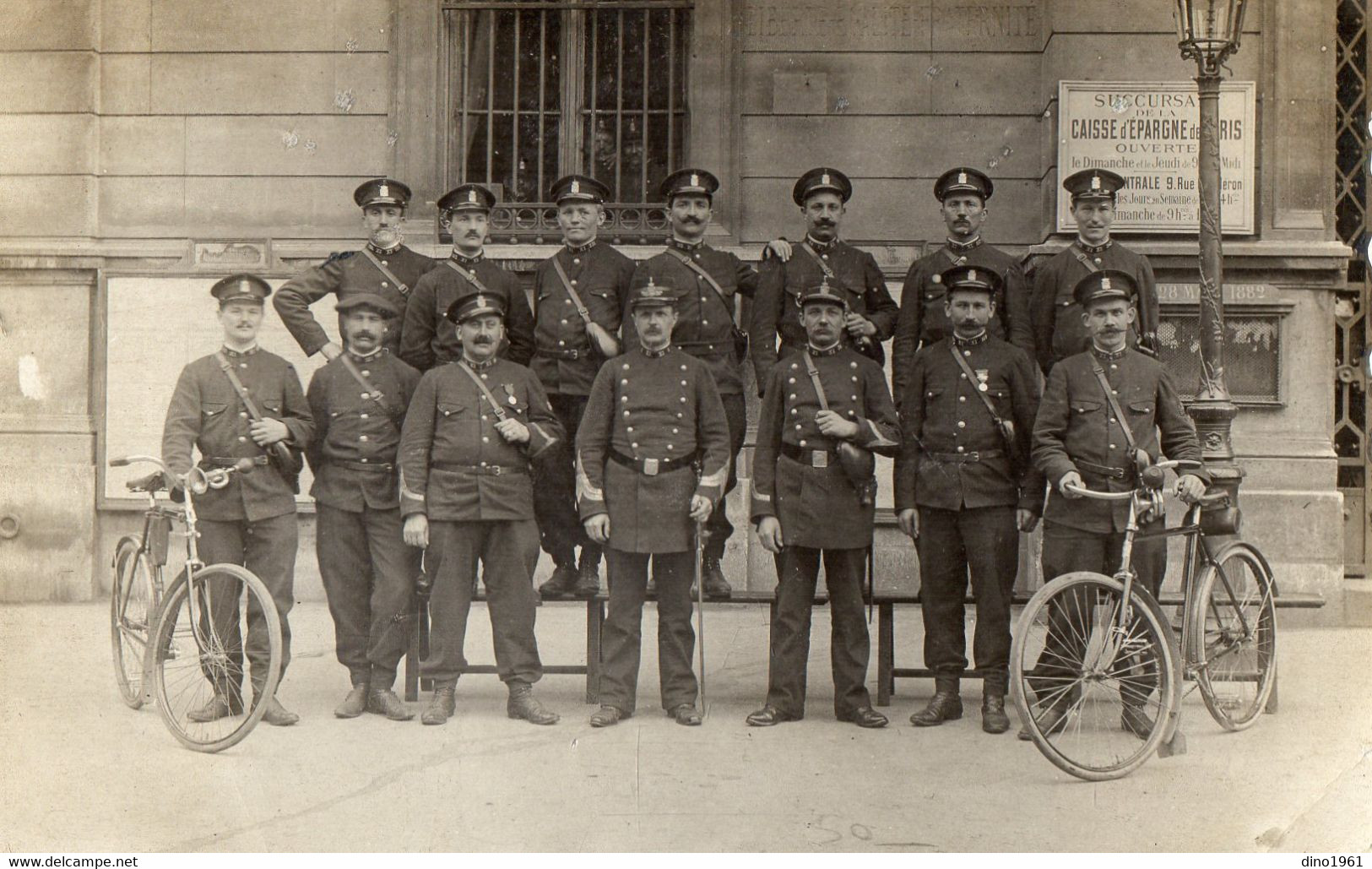 CPA 3154 - MILITARIA - Carte Photo Militaire - PARIS - Un Groupe De Policiers N° XI ??? Sur Les Cols Avec Deux Vélos - Characters