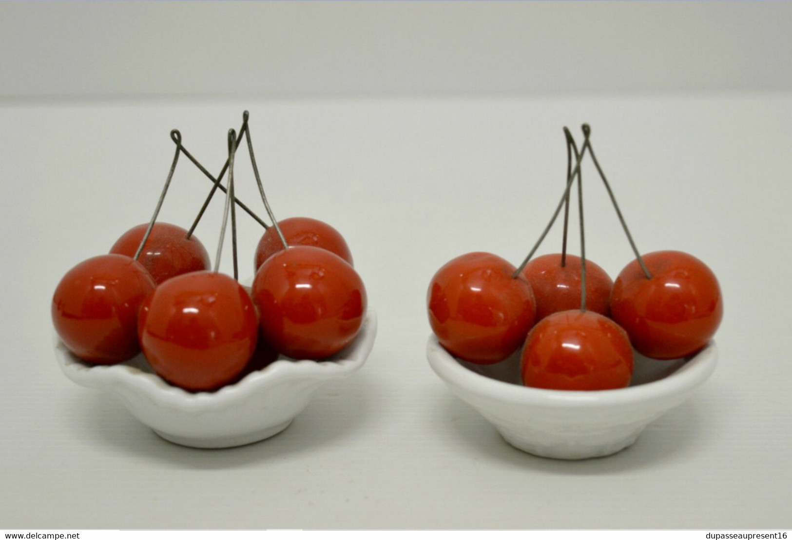 2 ANCIENS PETITS POTS avec CERISES en CERAMIQUE CAPODIMONTE déco TABLE VITRINE