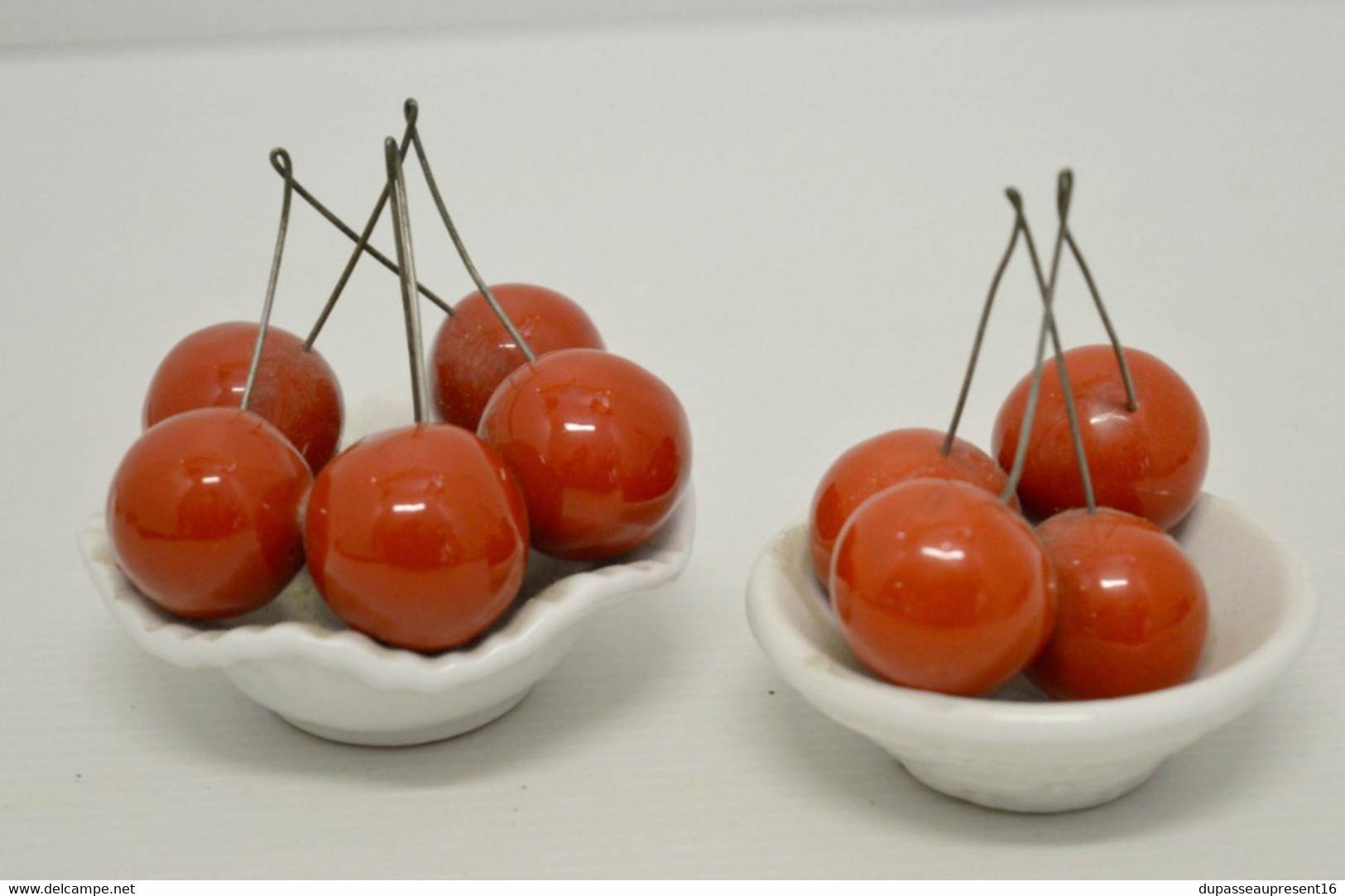 2 ANCIENS PETITS POTS avec CERISES en CERAMIQUE CAPODIMONTE déco TABLE VITRINE