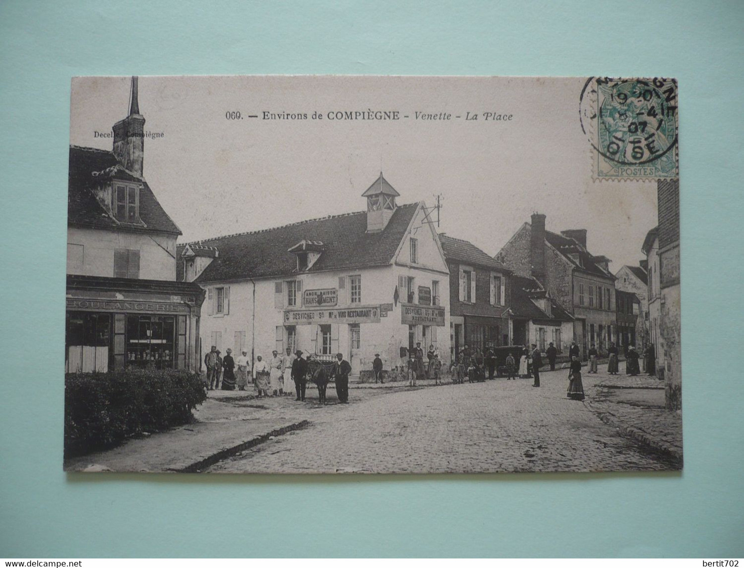 60 - Environs De COMPIEGNE - VENETTE - La Place  Bien Animée  -  Vins  - Restaurant - Boulangerie - Venette