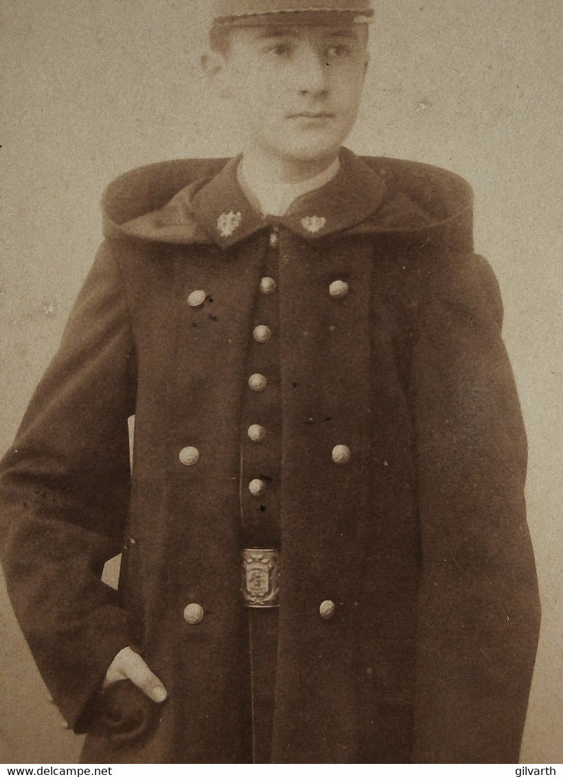 Photo CDV A. Lebrun à Nantes - Lycéen Ou étudiant En Uniforme, Ceinturon Avec Blason, Circa 1890 L557A - Old (before 1900)