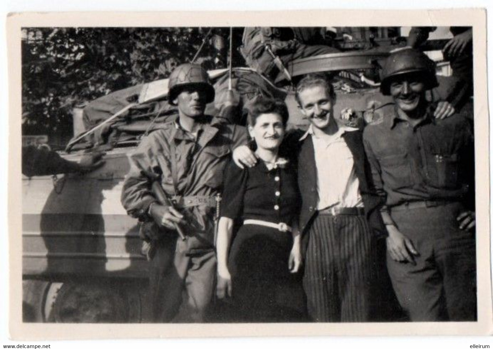 MILITARIA. 39-45 NANCY. PHOTO. LIBERATION De NANCY 15 SEPTEMBRE 1944.CIVILS Avec Des G.I DEVANT UN ENGIN BLINDE. - Oorlog, Militair