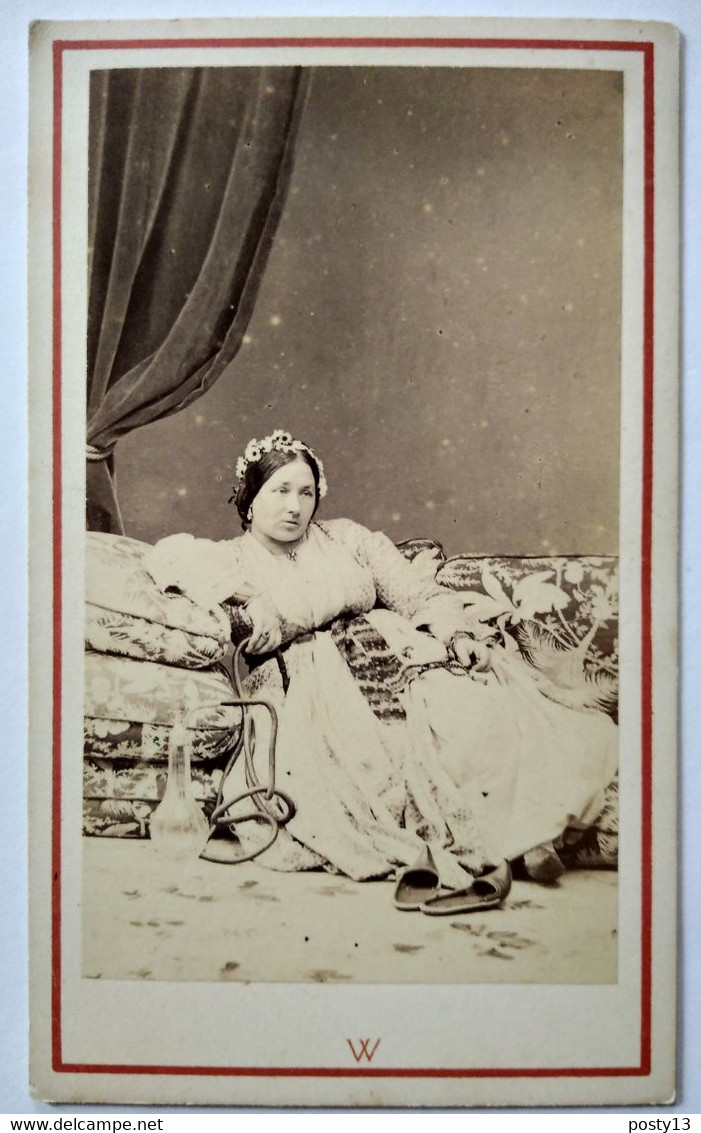 Photographie CDV Second Empire Orientaliste - Jeune Femme Avec Narguilé Chicha  Allongée - Décor Oriental - Circa 1865 - - Alte (vor 1900)