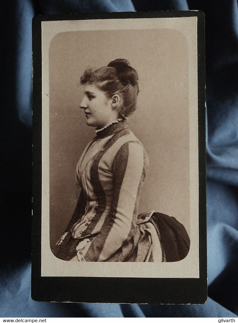 Photo CDV Anonyme  Jeune Femme (profil) Robe à "faux Cul"  CA 1880-85 - L557A - Alte (vor 1900)